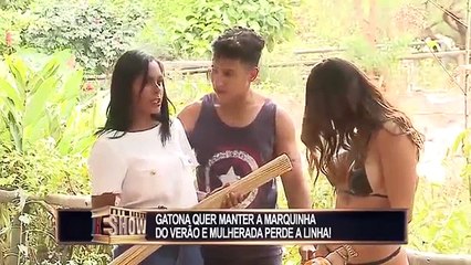 Sem biquini, gostosa quer manter marquinha de sol e mulheres perdem a linha