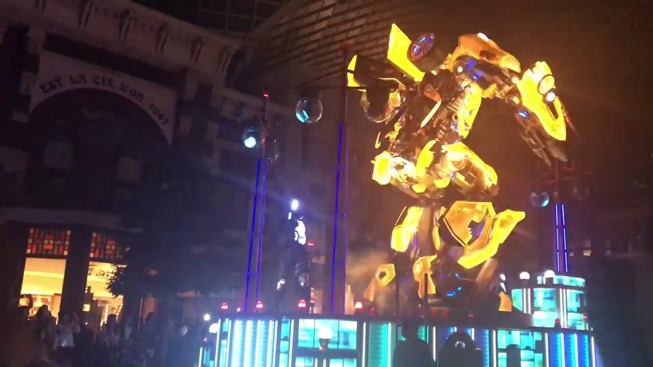 REAL TRANSFORMING Optimus Prime and GIANT Bumblebee at Parade in Universal Studios Osaka, Japan 2018