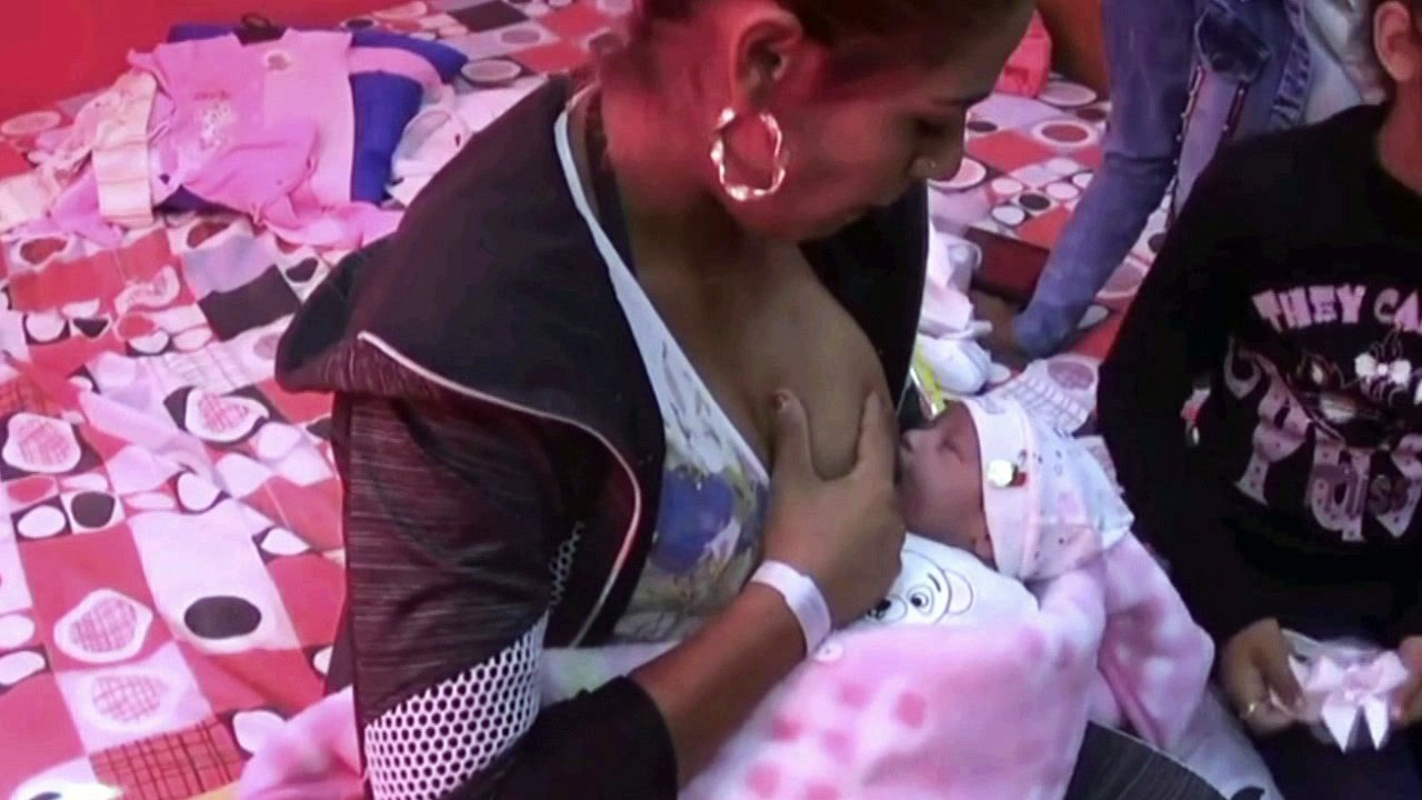 Baby care and feeding - Breast milk is easier for baby to digest than formula - Mom and baby tutorial videos: 4