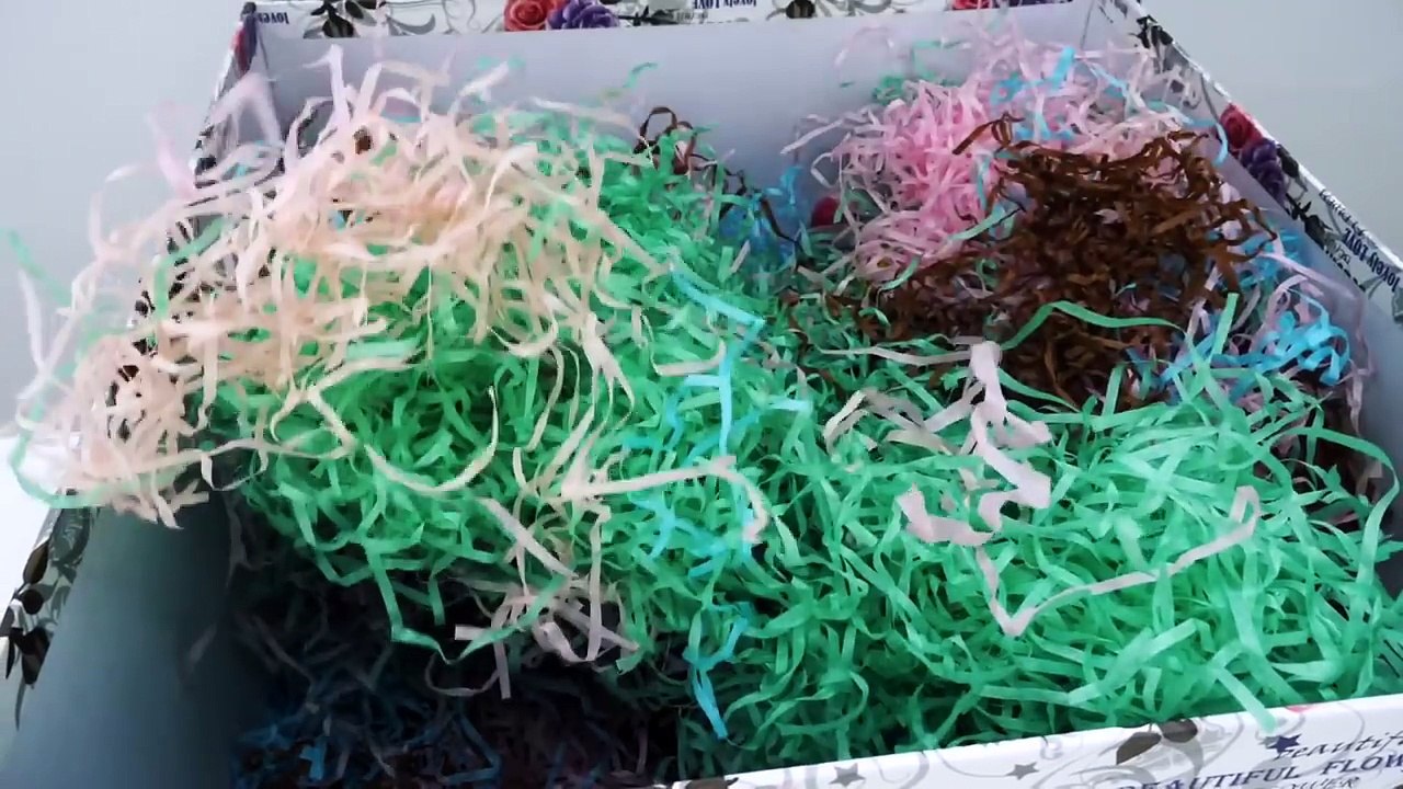 Aviones para niños - Om Nom de juguete tiene una caja de juguetes