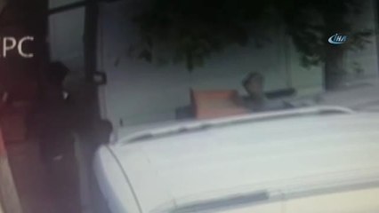 Sultangazi'de İş Yeri Sahibinin Hırsızları Kovaladığı Anlar Kamerada