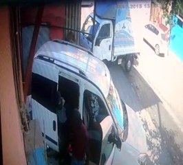 İş Yeri Sahibinin Hırsızları Kovaladığı Anlar Kamerada