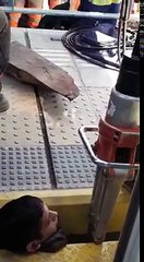 Un homme se coince la tête entre un quai et un wagon