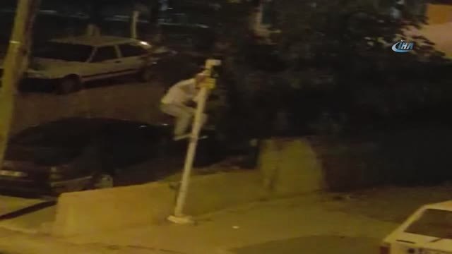 Direğe Tırmanıp Güvenlik Kamerasını Böyle Çaldı