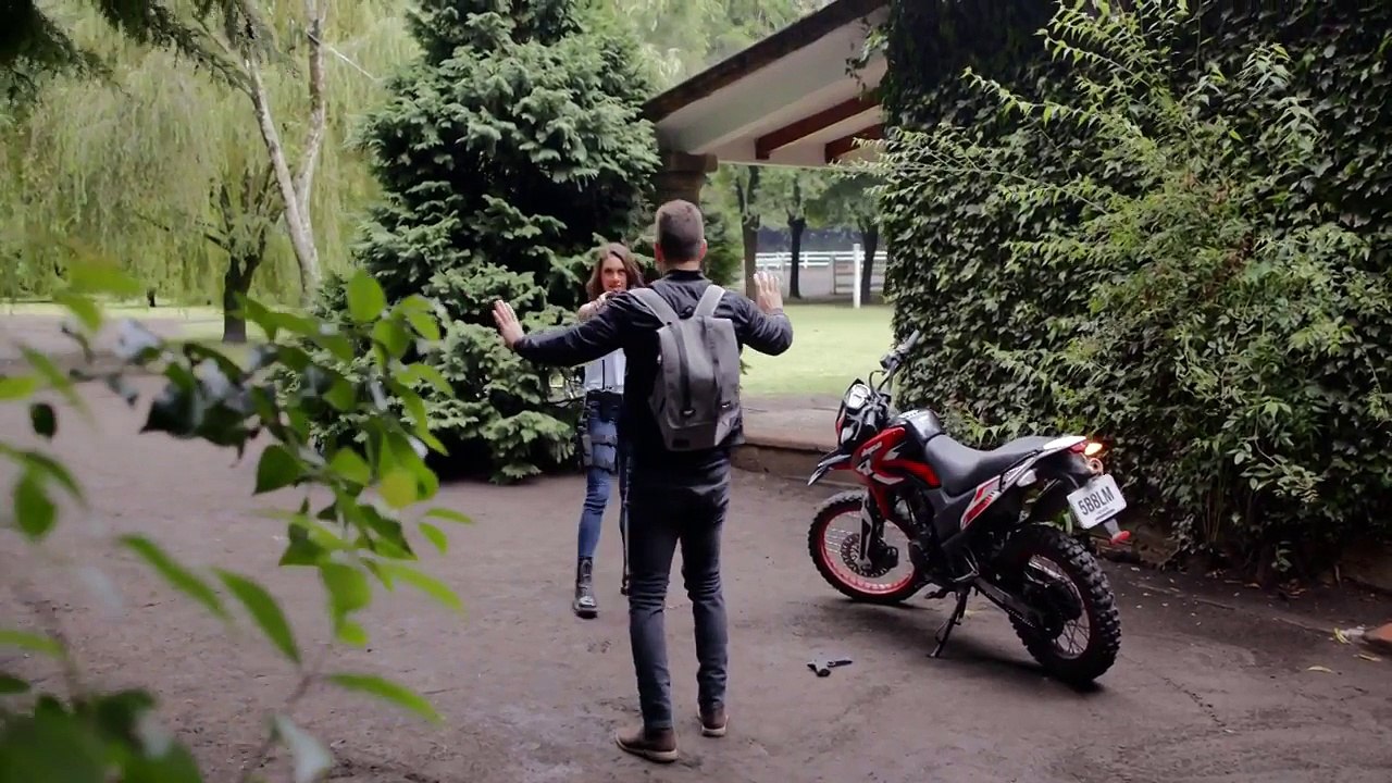 La Piloto 2 | Dave salva a John de ser asesinado por Mónica