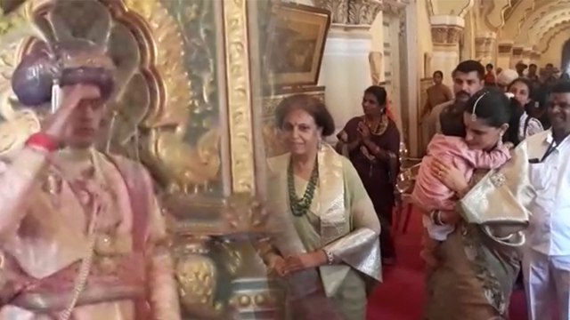 408ನೇ ಮೈಸೂರು ದಸರಾ: ಅರಮನೆಯಲ್ಲಿ ಖಾಸಗಿ ದರ್ಬಾರ್ ಆರಂಭ | Oneindia Kannada