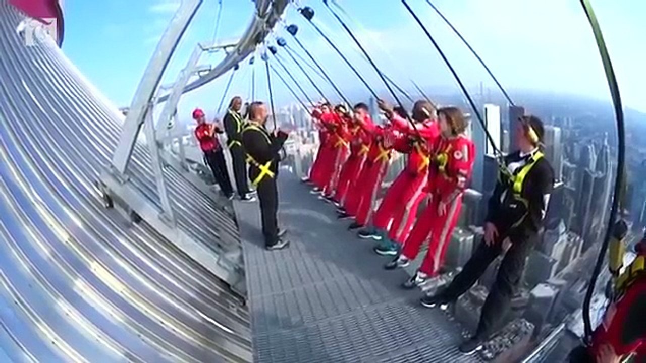 أداء قسم الجنسية الكندية على حافة مبنى شاهق الارتفاع!