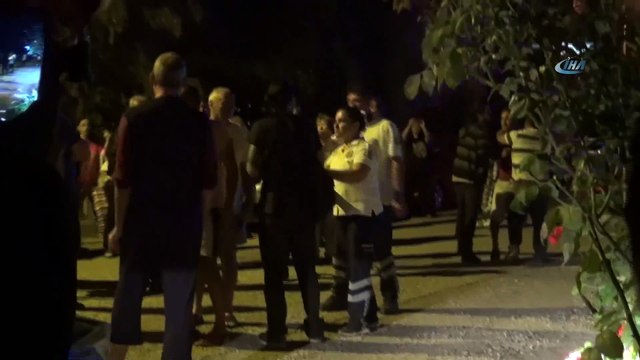 Çatı katında mangal ateşinden yangın çıktı, apartman alev alev yandı