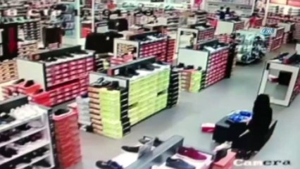 Mağaza hırsızları önce kameraya ardından polise yakalandı