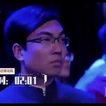 12 yaşındaki yetenekli genç, üç rubik küpü havada çevirip renklerini tamamlayarak Guinness rekorlar kitabına girdi.