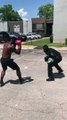 Ce policier fait un match de boxe contre un membre de gang !