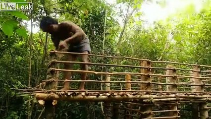 Video herunterladen: Il construit une maison avec piscine sans rien en bambou et boue !