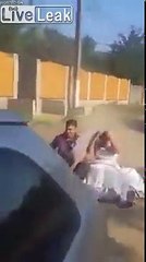 Les mariés sont tractés sur la route par une voiture !