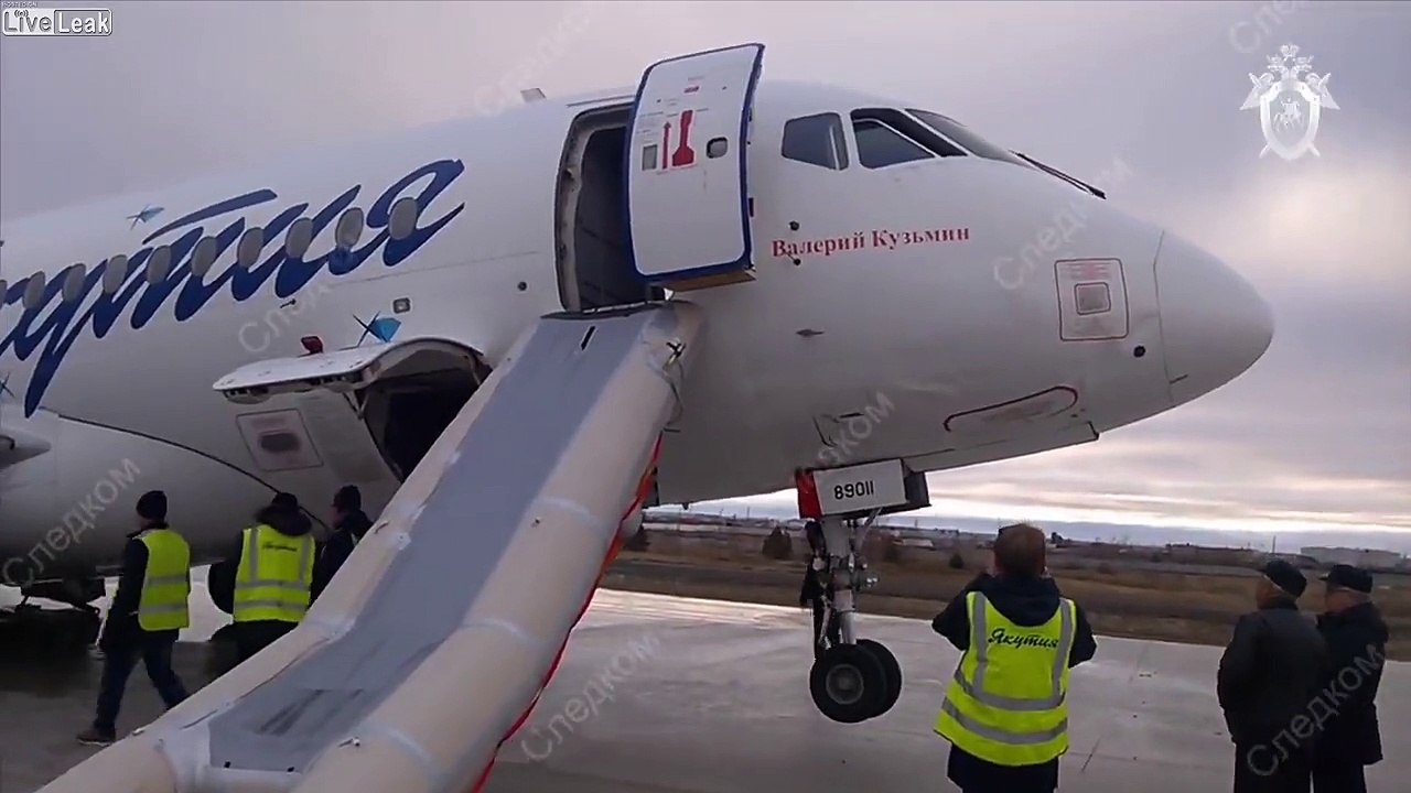 Cet avion perd son train d'atterrissage arrière sur une piste abimée !