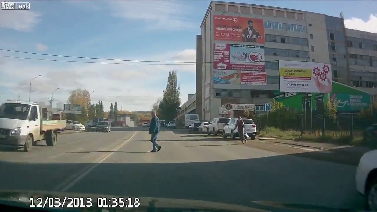 Cette piétonne se précipite sur une voiture ! Arnaque à l'assurance !