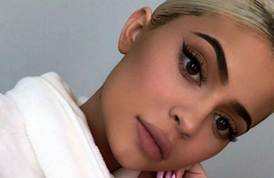 Kylie Jenner volta a fazer preenchimento nos lábios