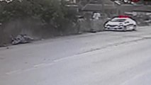 Otomobil ve Motosikletin Çarpıştığı Kaza Güvenlik Kamerasında