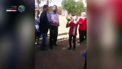 محافظ الوادى الجديد يلعب مع تلاميذ مدرسة