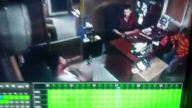 Çaldıkları bakır malzemeleri hurdacıya satan hırsızlar paraları alırken kameralara yakalandılar