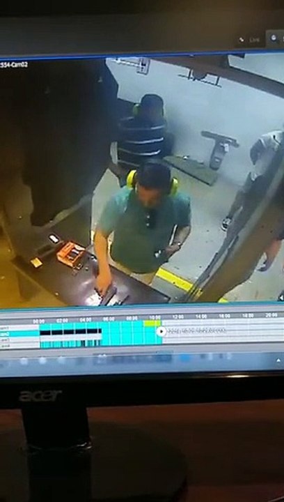 Cet imbécile pointe un pistolet sur la tête de son copain ! WTF