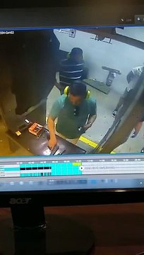 Cet imbécile pointe un pistolet sur la tête de son copain ! WTF