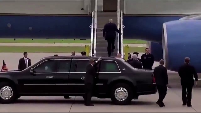 ABD Başkanı Donald Trump, başkanlık uçağına ayağına yapışan tuvalet kağıdıyla bindi.