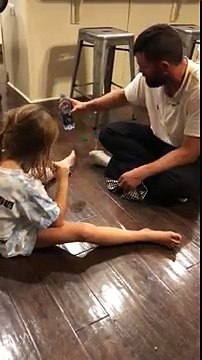 Blague avec une petite flaque deau