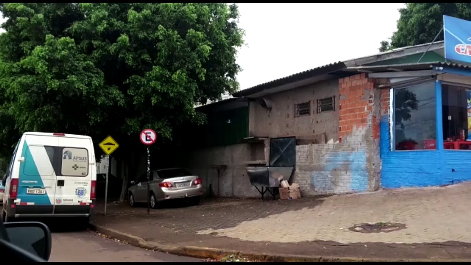 Moradora reclama de veículos estacionados em local proibido