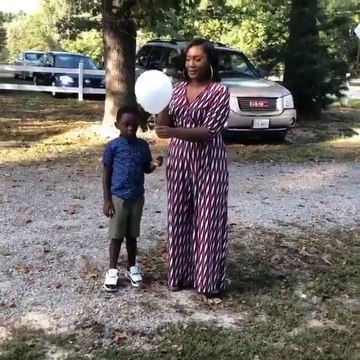 Elle éclate un ballon révélant la couleur du sexe de son enfant mais rien ne se passe