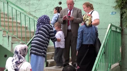 Kafası okul merdivenlerinin korkuluklarına sıkışan öğrenciyi itfaiye kurtardı