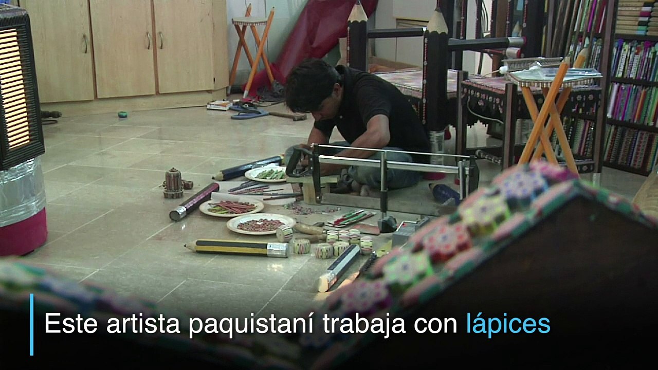 Un columpio gigante hecho de lápices