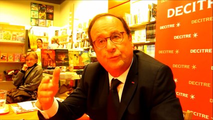 François Hollande dédicace son livre à Annemasse