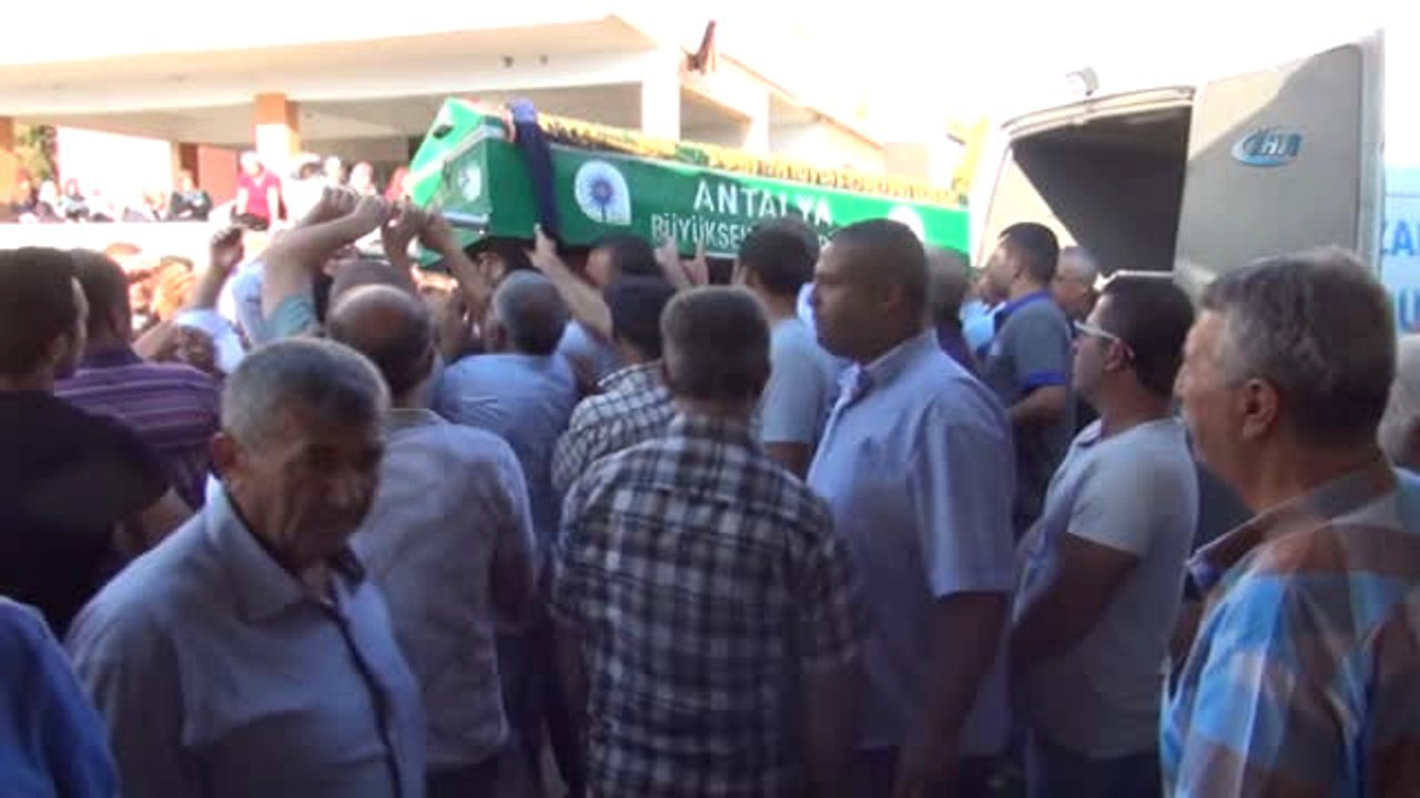 Manavgat'ta Otomobilin Çarptığı 6 Yaşındaki Ceren Toprağa Verildi