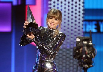 Taylor Swift Sets New American Music Awards Record for Women