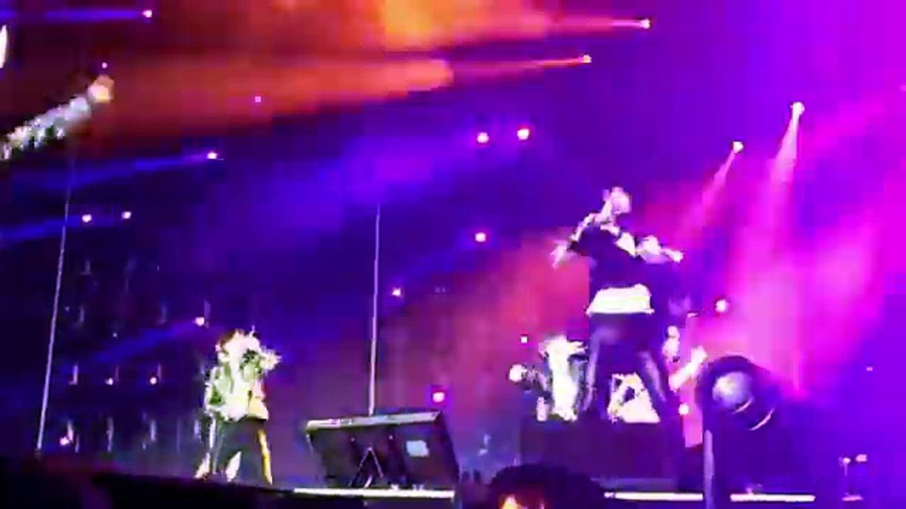 BTS shows their LOVE for Jungkook on STAGE as he couldn't dance due to his INJURY #BTSinLondon