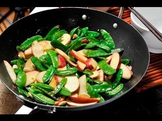 Chícharos chinos, manzanas y almendras al jengibre