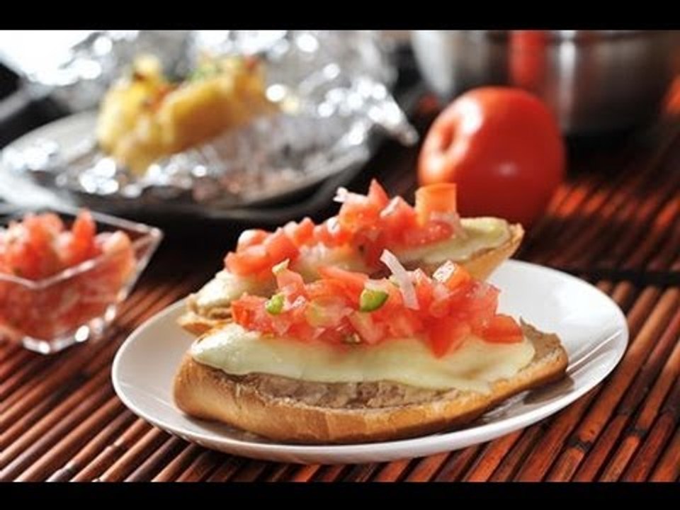 Molletes con frijoles - Mexican bread with bean breakfast - Recetas de cocina mexicana