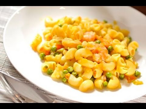 Codos con chicharos y camarones al curry - Recetas de cocina italiana en español - recetas de pastas
