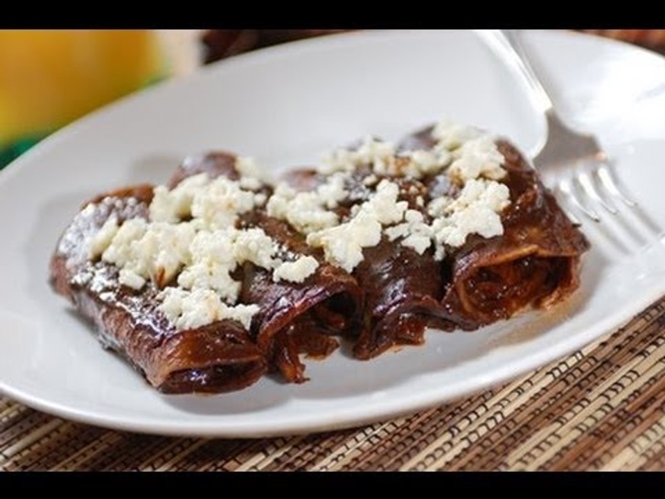 Enmoladas de pollo - Chicken mole enchiladas - Recetas de cocina mexicana