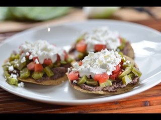 Tostadas de frijoles con nopales