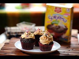 Panquecitos sorpresa sabor chocolate con betún de crema de cacahuate