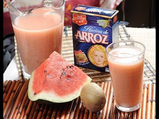Agua de horchata de sandía y kiwi con harina de arroz