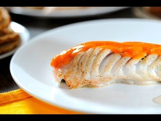 Filete de pescado relleno de espinacas con salsa de mango y chipotle