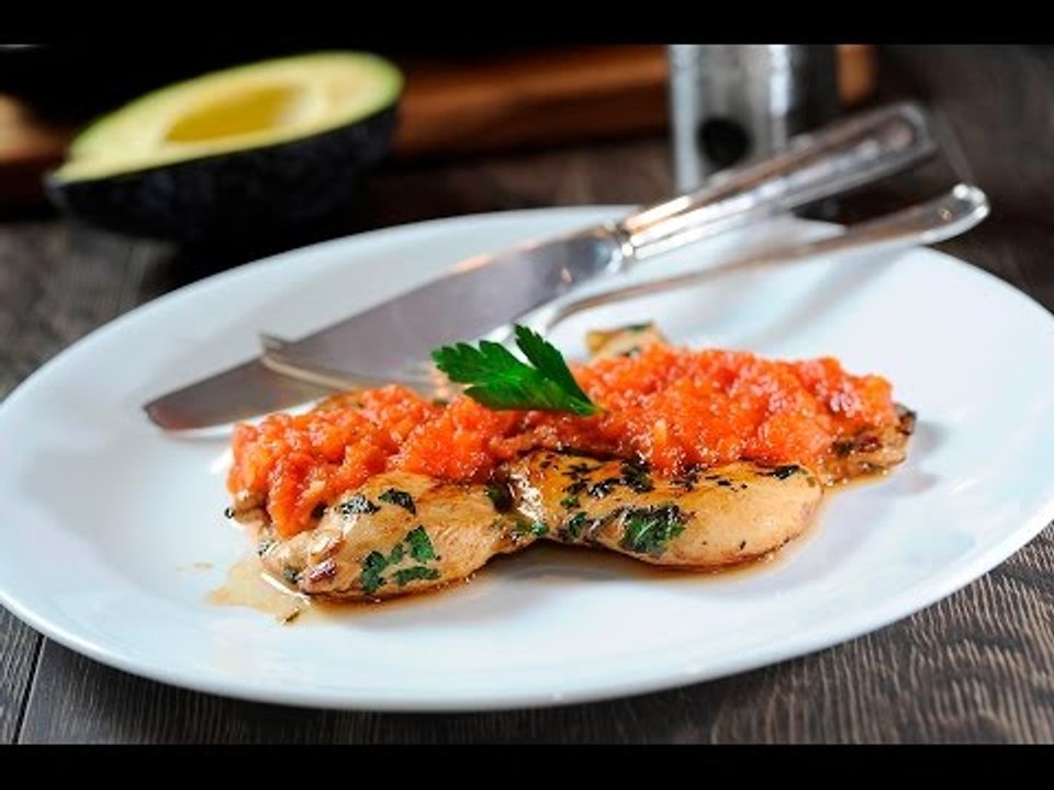 Pollo asado con salsa de jitomate