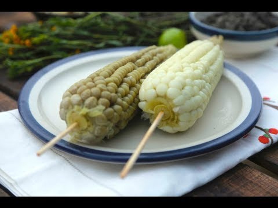 Elote hervido a la antigüa con pericón o tequesquite
