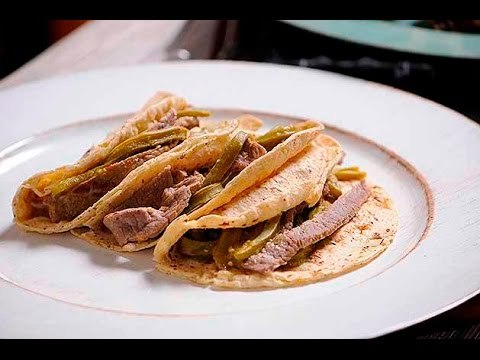 Tacos de bistec con nopales en salsa verde
