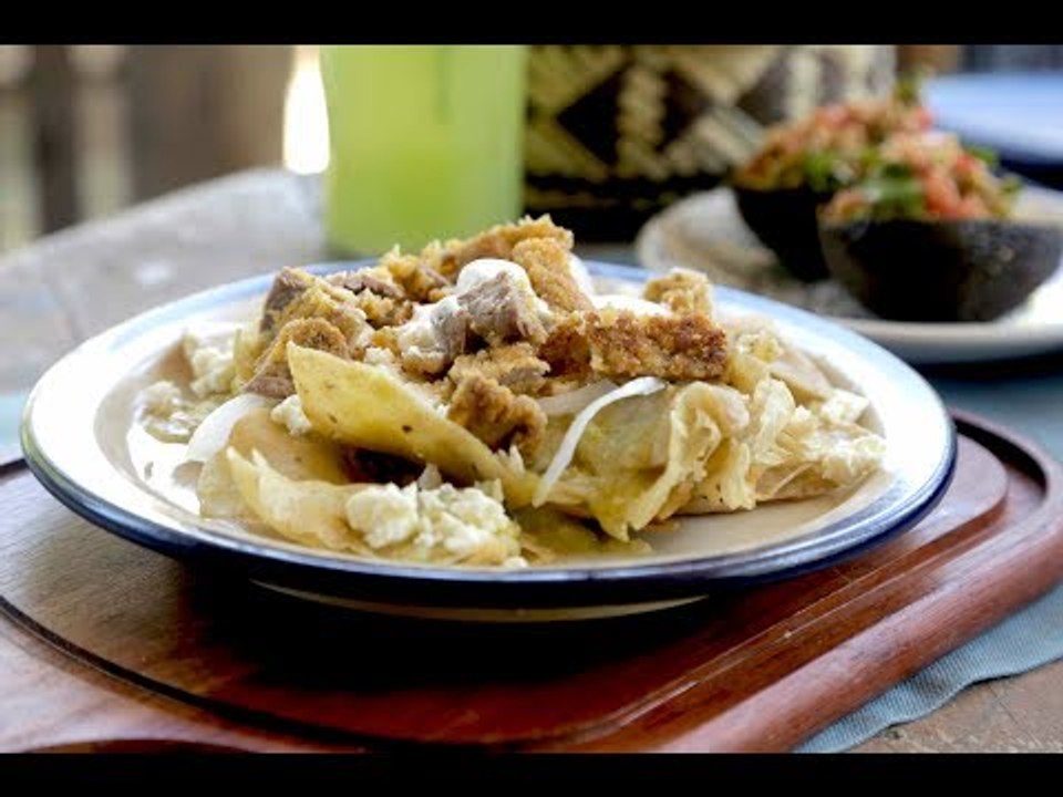 Chilaquiles en salsa verde con milanesa de res