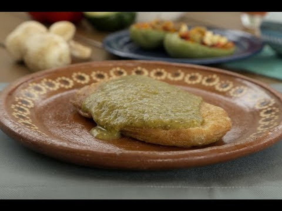 Nopalitos rellenos en salsa verde