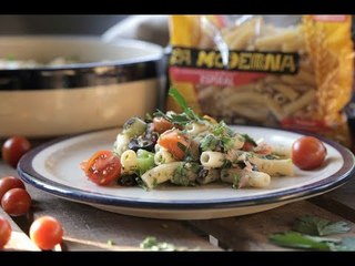 Ensalada de pasta con atún y jitomate cherry