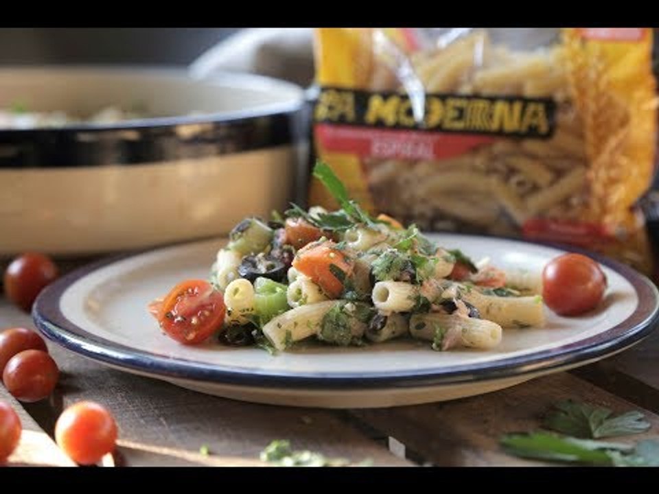 Ensalada de pasta con atún y jitomate cherry